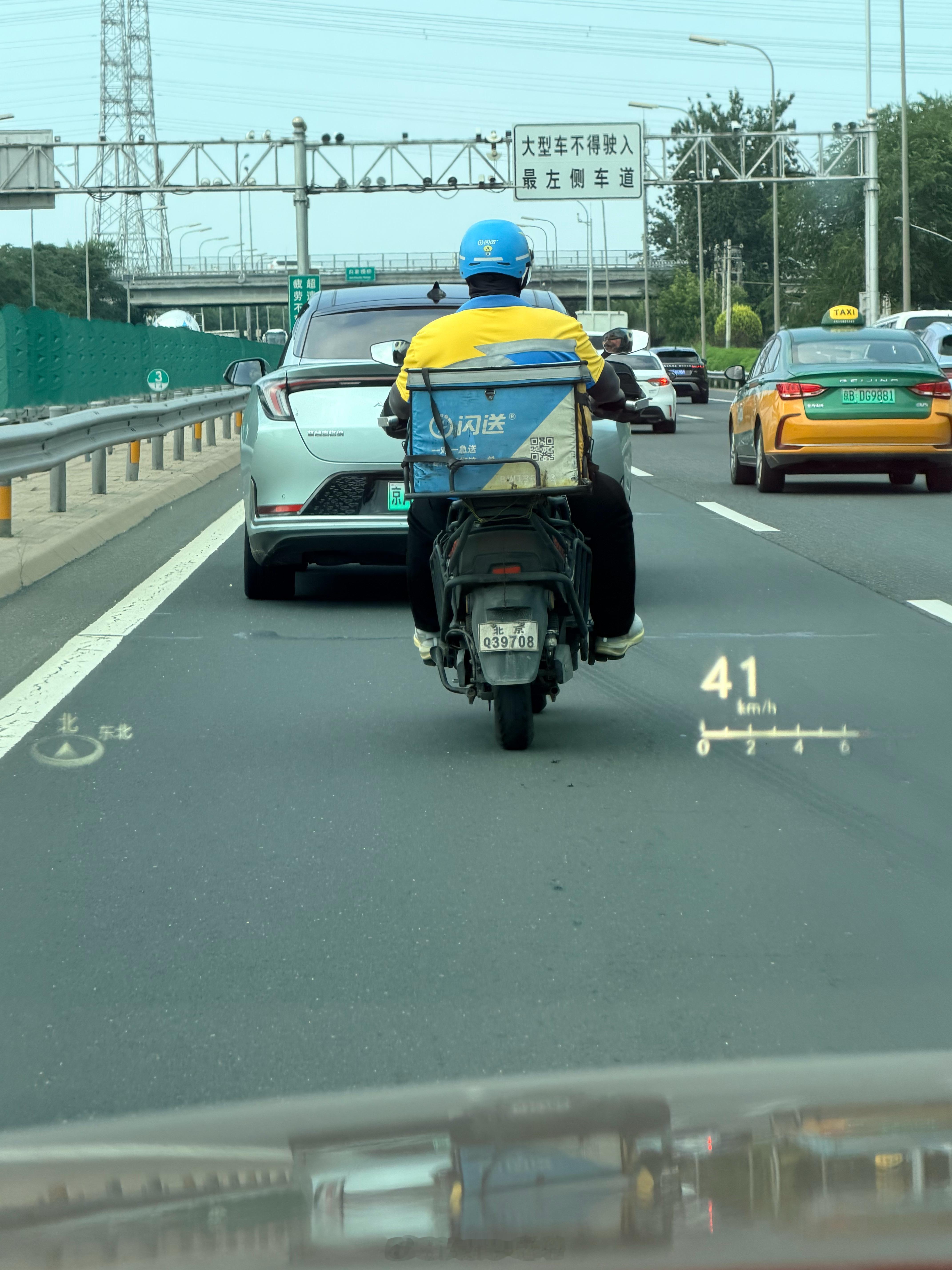 五环主路上的闪送，电动车警察都没办法吧？只能闪送管吧？可是闪送却不管不管就是默认