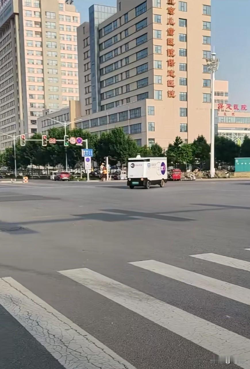 今天早晨开车路过保定南二环的时候看到一辆无人快递车，刚开始还以为就是一辆普通的货