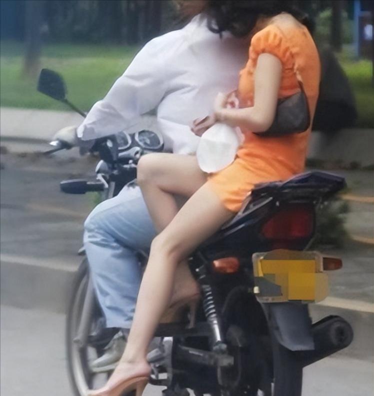 1989年，黑龙江一女子没穿内裤坐摩托车，裙子被吹起来，被同村青年看到后调侃了一