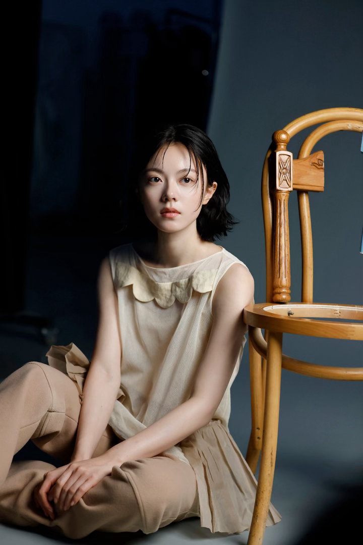 赵今麦elle新加坡8月刊快来看我们的湿发麦麦赵今麦短发真的好俏皮灵动，好喜欢好