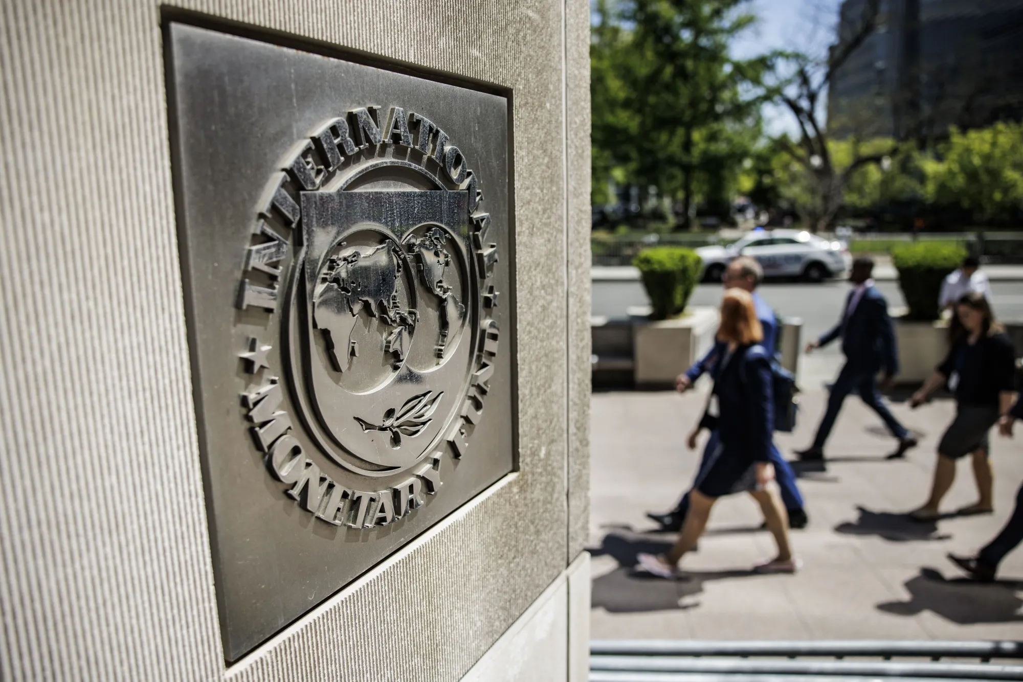 【IMF警告：再不控制，#欧洲债务或走上爆炸路径# 】据美国彭博社报道，国际货币