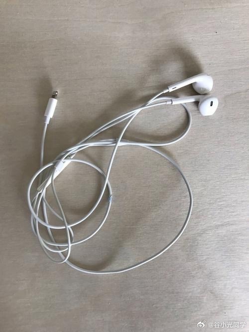 有商家把不能听歌的有线耳机当项链卖萝卜白菜各有所爱，有线耳机的音质确实更强，不过