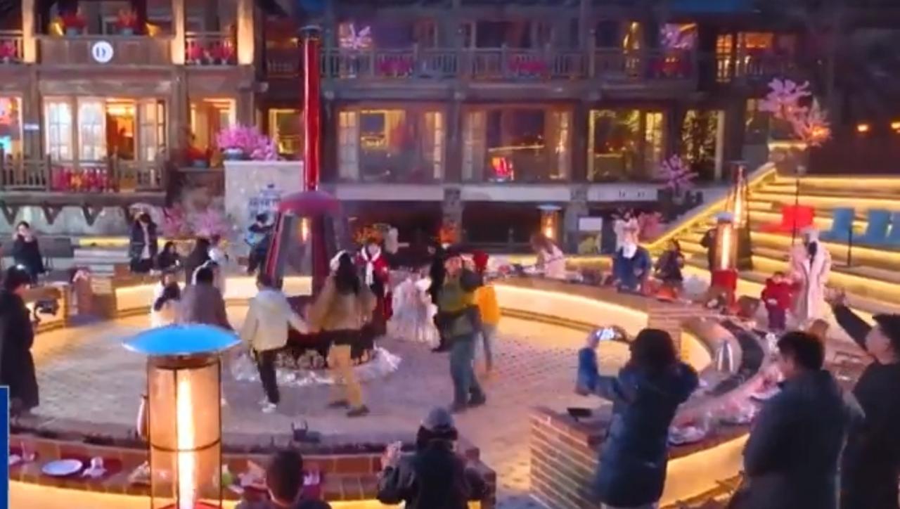 都市市集的新年新韵
 
现代都市的新年传统文化市集热闹非凡，“小禾物语”“亮亮玉