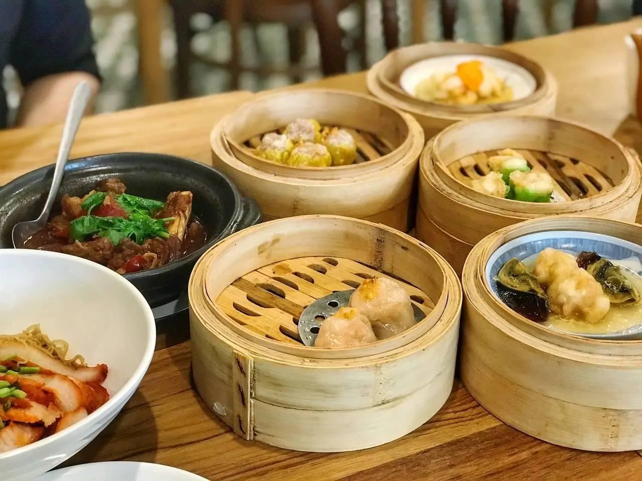 【剩菜盲盒一年卖出2亿元：将当天没卖完的食品以盲盒的形式打折出售】
据新商业要参
