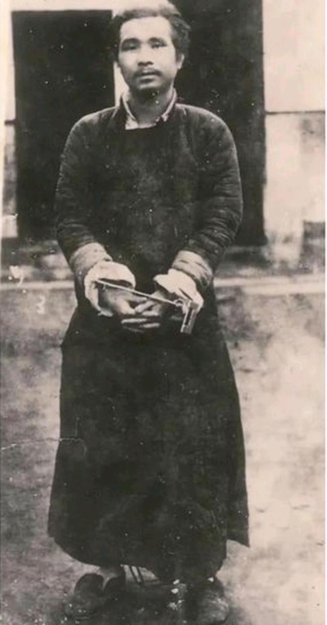 1935年，四川达州，这是一张看哭无数人的烈士遗照，镜头中的他被铐着双手，拍完这