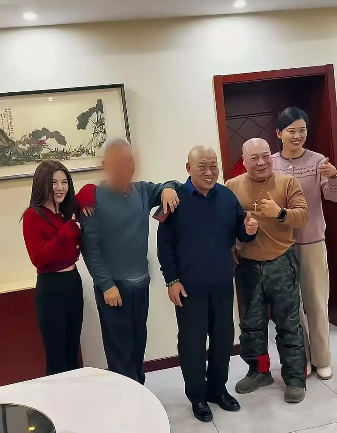 杜旭东跟司马南同桌吃饭的视频一出来，评论区直接炸锅。
老戏骨平时演反派够吓人，结