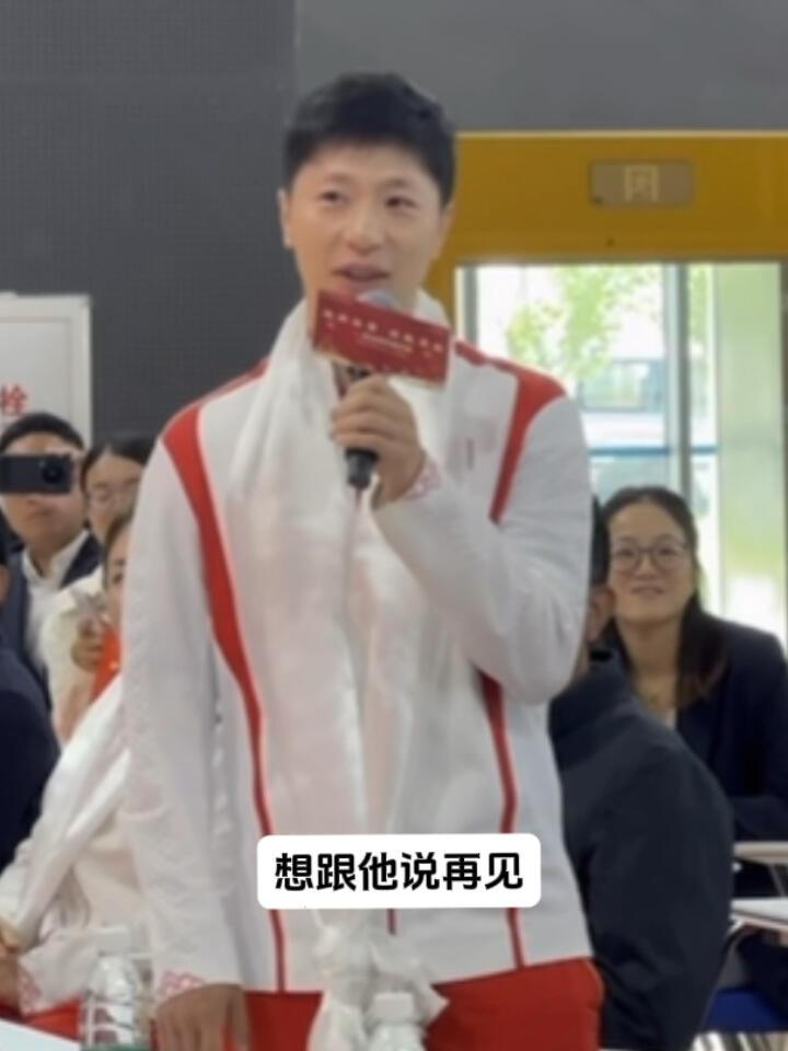 马龙说他还不舍得离开乒乓！
眼中有泪花，对乒乓球的感情无法割舍，已经是习惯，不舍