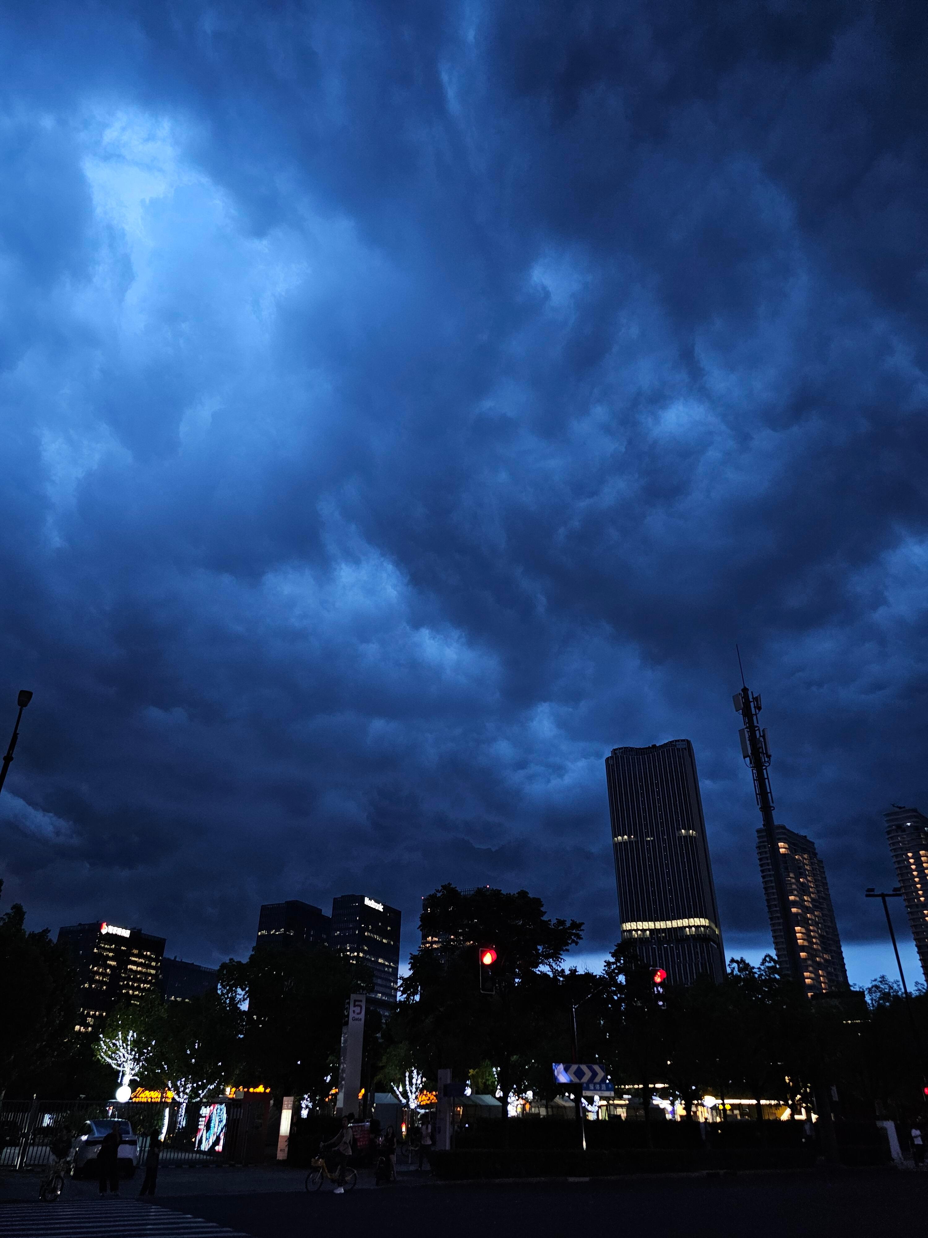错过了今晚晚高峰暴雨全城压境的盛况那会儿的我在看不见户外的会议室里开项目会跟供应