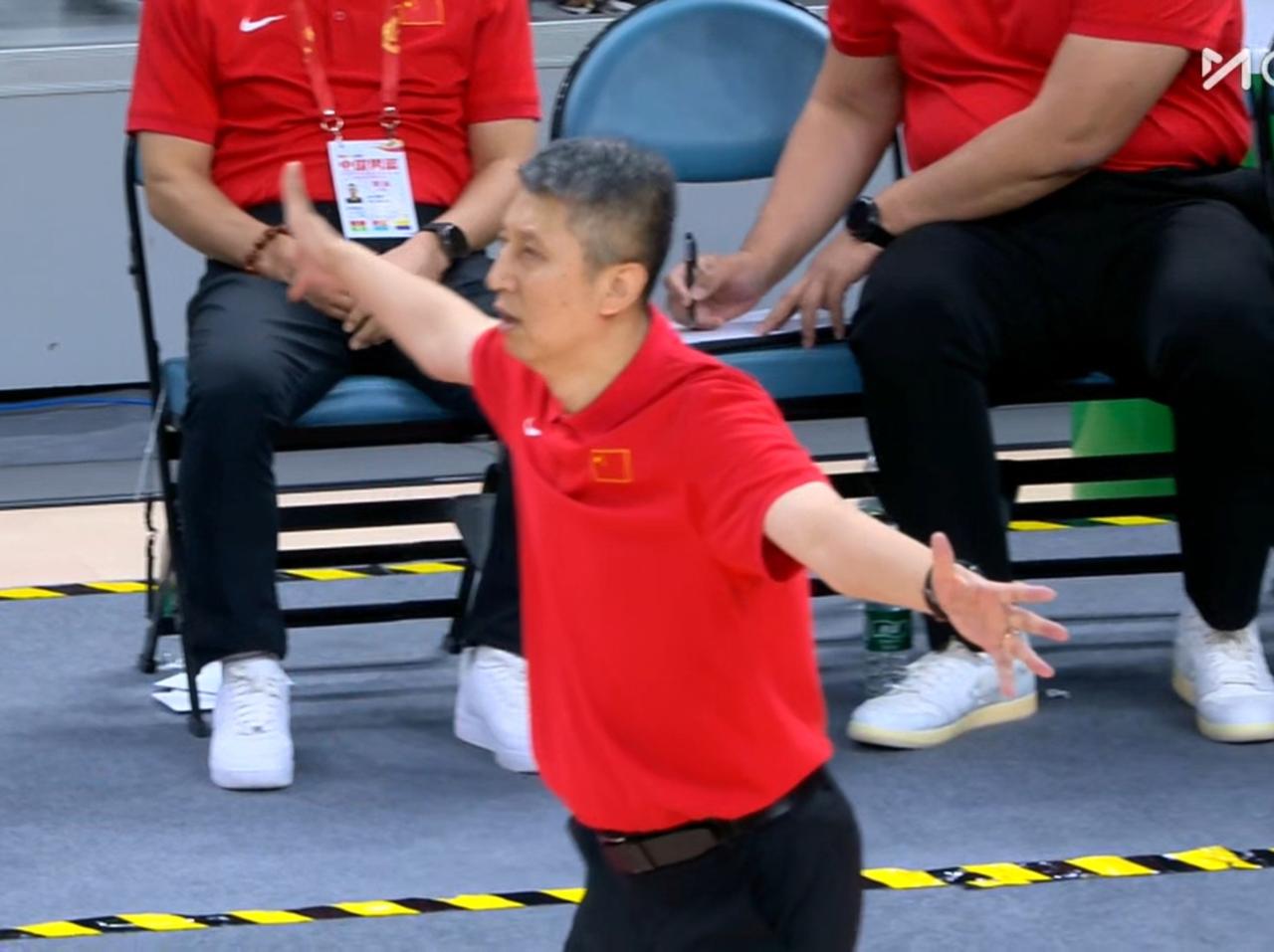 综合中国男篮两场热身赛的情况，
世预赛中国男篮的名单大概率如下：
内线：胡金秋，