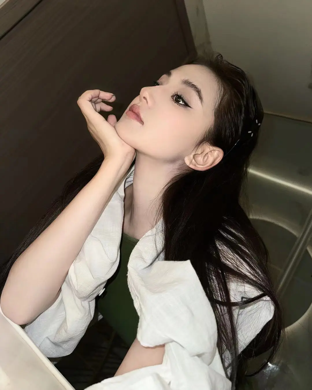 世界越来越美了，我独自一人，却很自在。我别无所求，只想被阳光晒透。”