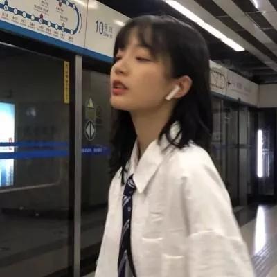 在地铁站里，享受耳机里的音乐，静静地感受生活的美好。打工人在地铁 地铁治愈瞬间 