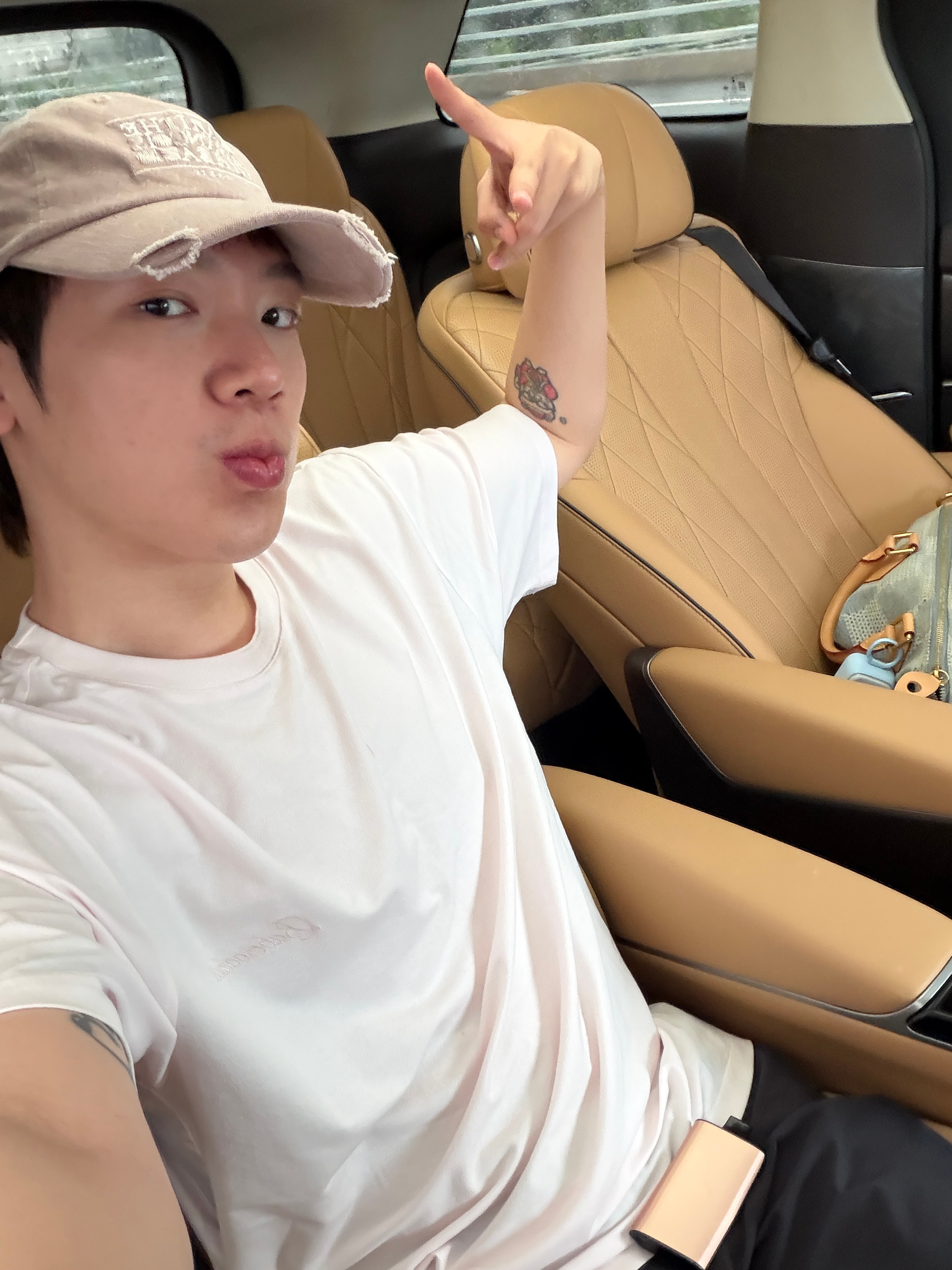 从深圳去广州啦！在路上一直看单的演唱会现场，想到马上要到了好激动看过那么多演唱会