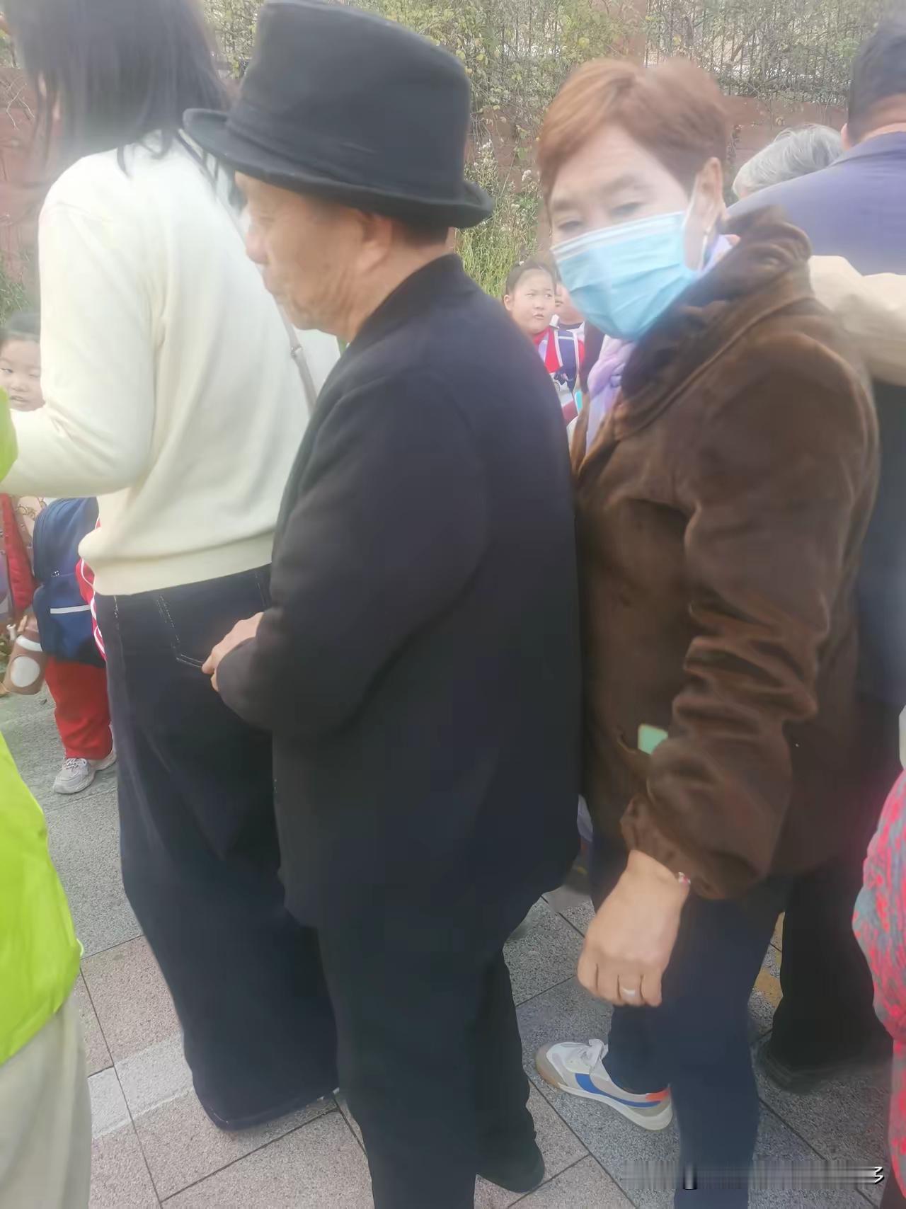 可恶万恶的老太婆，校门口接孩子放学，孩子们散去还剩下几个家长没来的，等待的功夫突