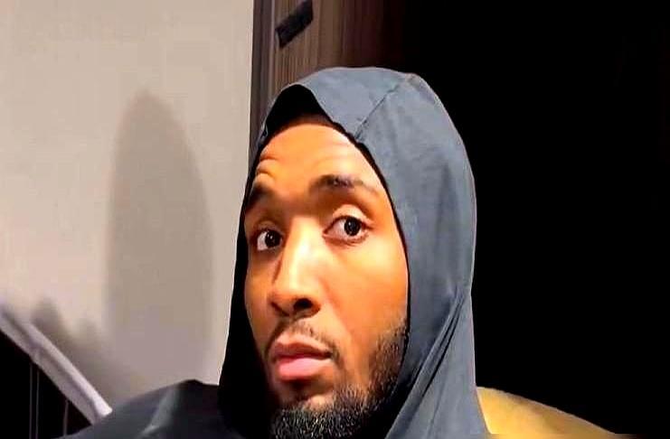 36岁，那个曾被全网骂“球霸”的男人，主动把刀递给了别人。
 
更衣室里，米切尔