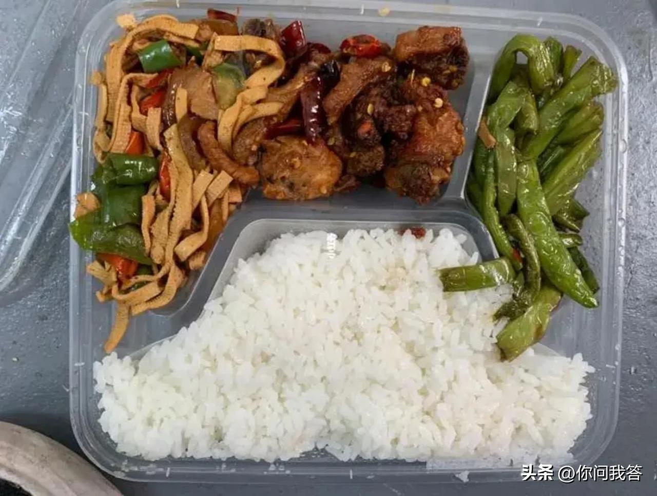请问：“香港”最便宜的盒饭，是？
答案：13元/份左右

请问：“澳门”最便宜的