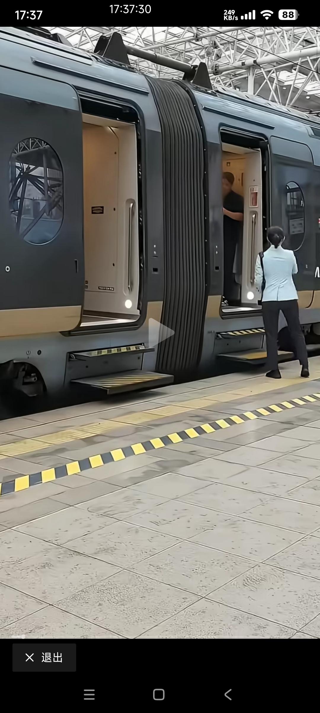 拖个大行李箱怎么办？
坐轮椅的人怎么办？

腿脚不便的老人怎么办？
怀里抱着婴儿