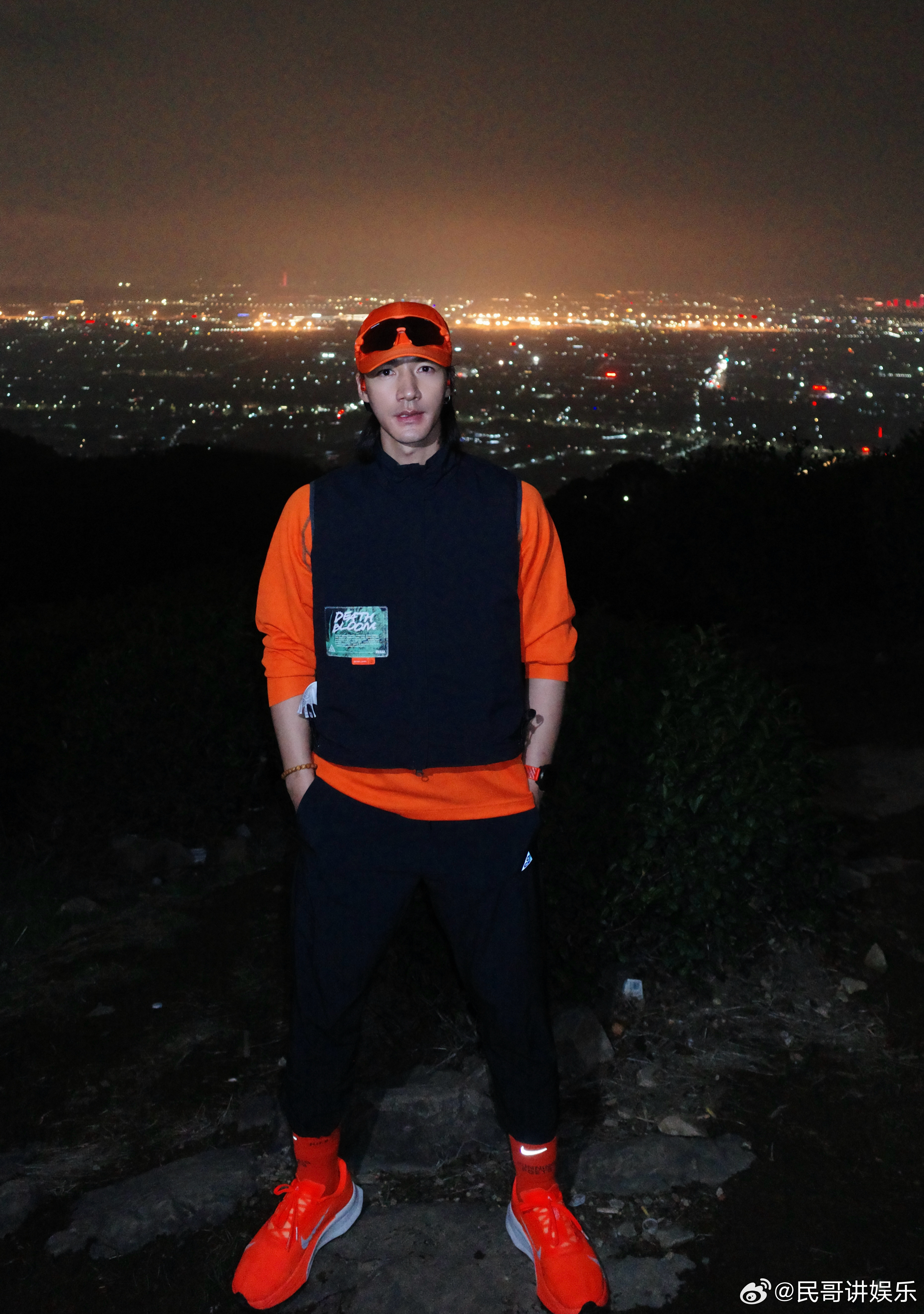 此沙 航班延误就去越野跑 航班延误也挡不住此沙的脚步，越野跑出发，山间夜跑遇烟花