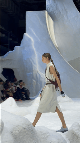 谁把冰雪世界搬进米兰了这个和在冰雪世界有啥区别，现在的时装周都已经进化成这样了，