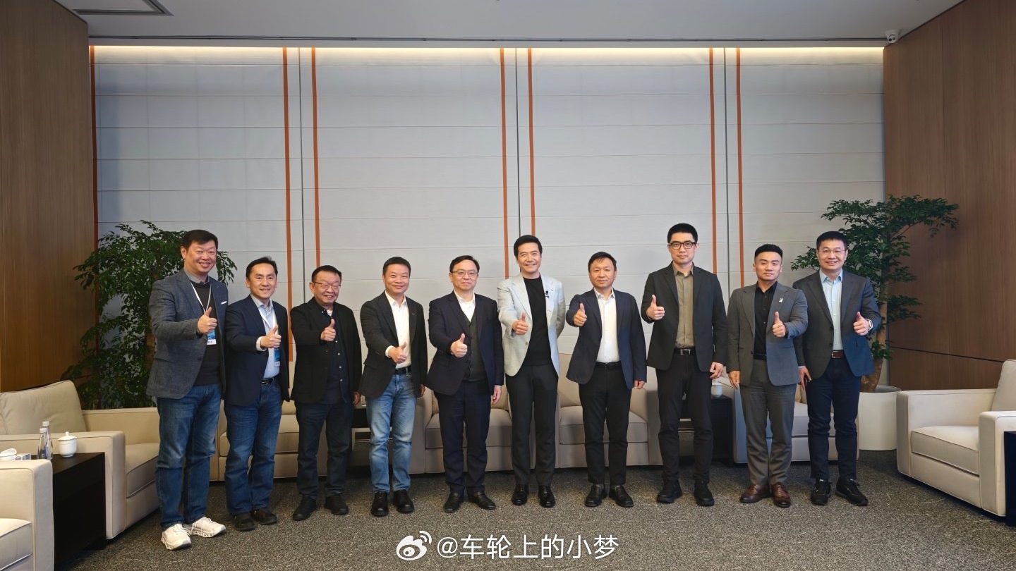 今晚小米新一代SU7发布会的阵仗是真不小啊，一屋子大佬站台，可以说中国新能源圈的