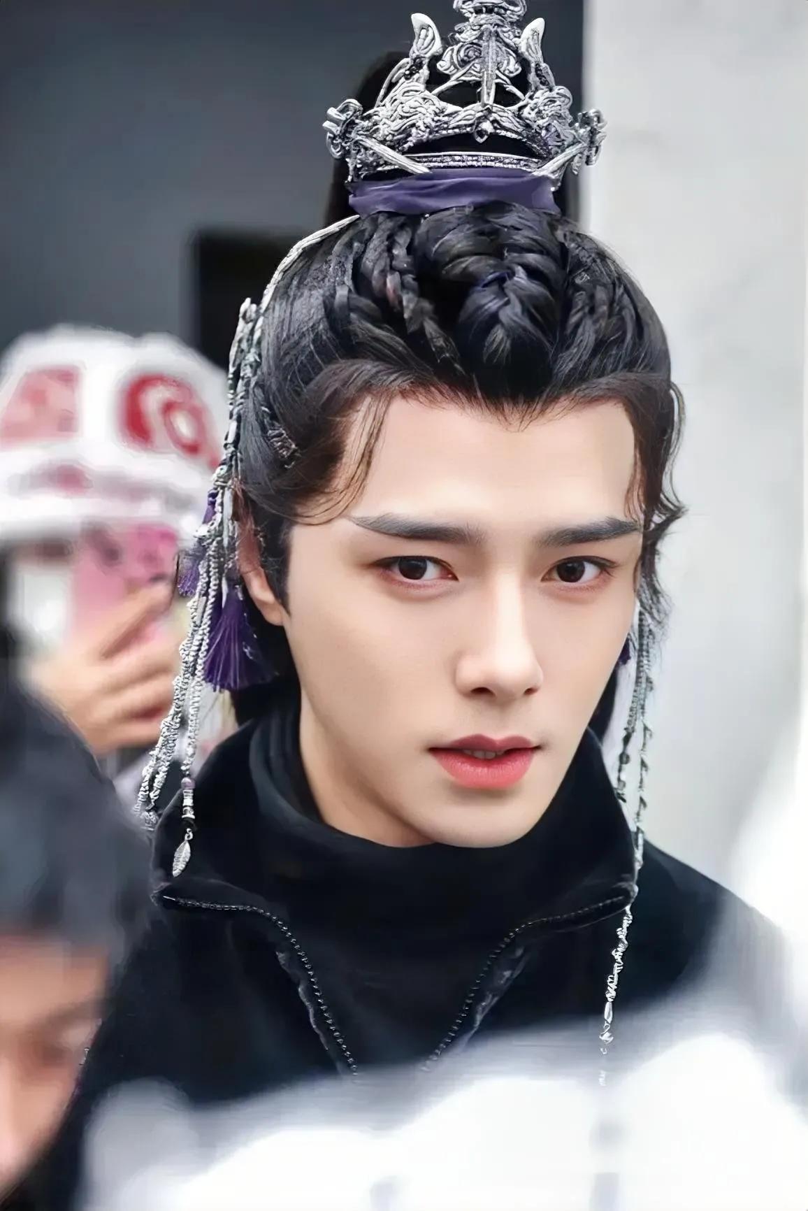 1.李现参加米兰时装周。
2.成毅LANVIN物料，特别演绎龙年限定系列。
3.