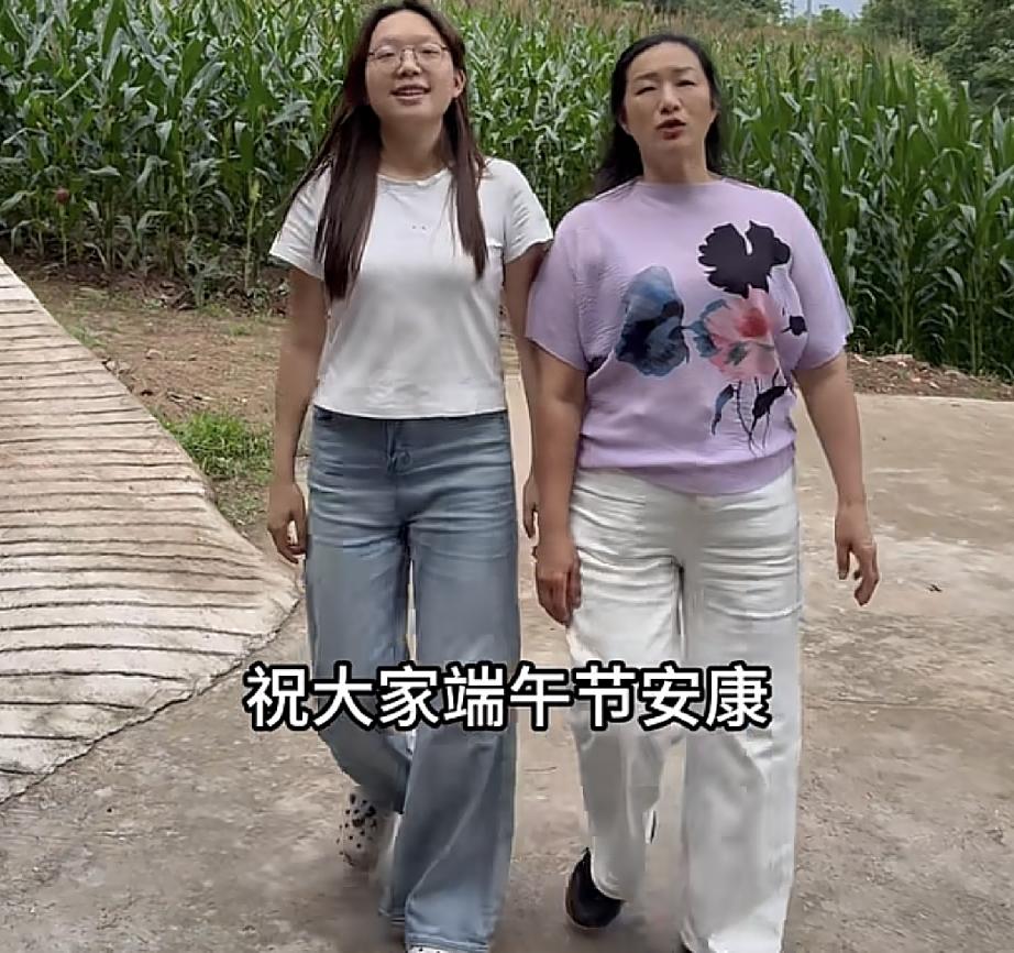 许健华在老家过端午谢浩男小姨也在
谢炜琳跟着妈妈学到了一个习俗
海军也回到福建莆