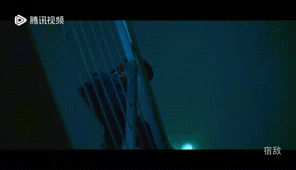 9.1高分的悬疑剧《宿敌》看了第一集，就觉得里面有一个情节，颇有点大卫科波菲尔的