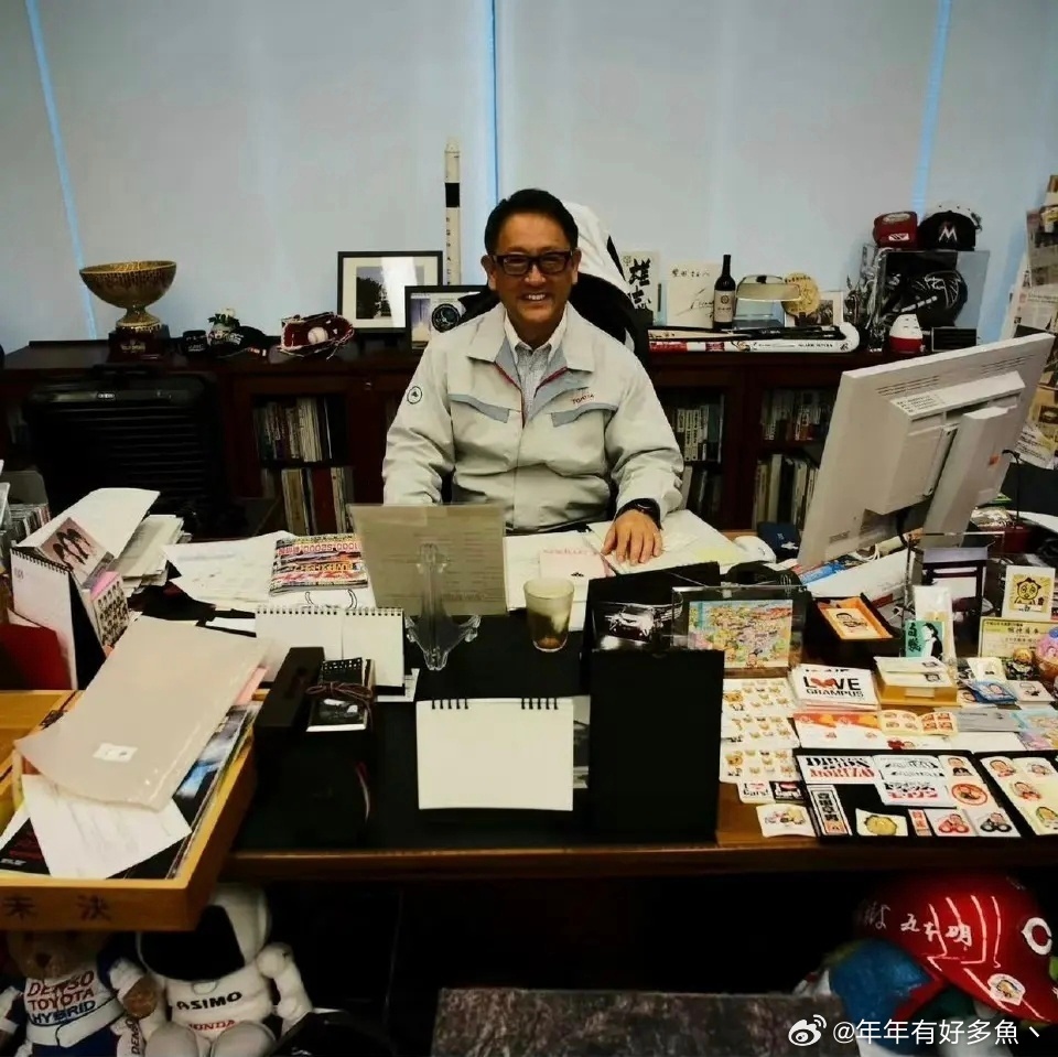 马斯克和丰田章男的办公室，两种风格