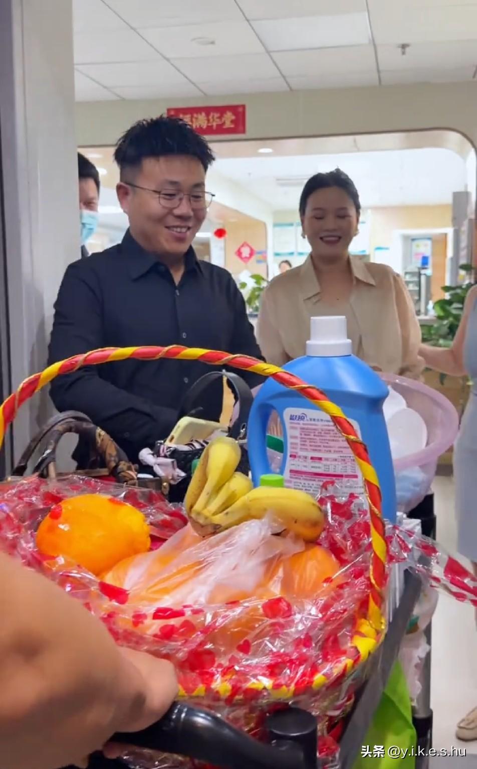 粉丝猜的没错，亮哥开始割韭菜了

宁宁已经转入康复病房了，果不其然亮哥开始要卖货