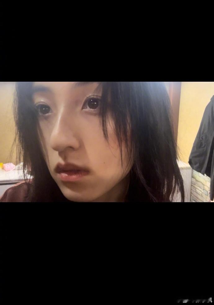 #张子枫游走游走又冷又热##张子枫晒live图# 张子枫在冷热之间徘徊，寻找着平