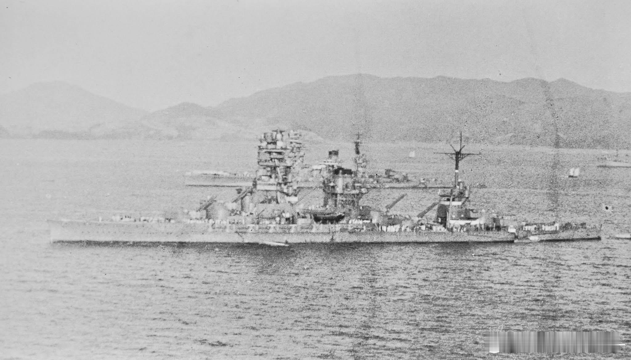 正在宿毛湾内进行操炮训练的伊势号战列舰，从扶桑号舰桥拍摄于1939年126日。其