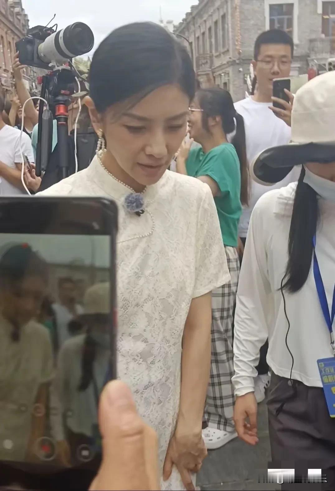 胡可这是暴瘦了吗？
锥子脸，平胸，像纸片人，
印象中她长着一张国泰民安脸，
怎么