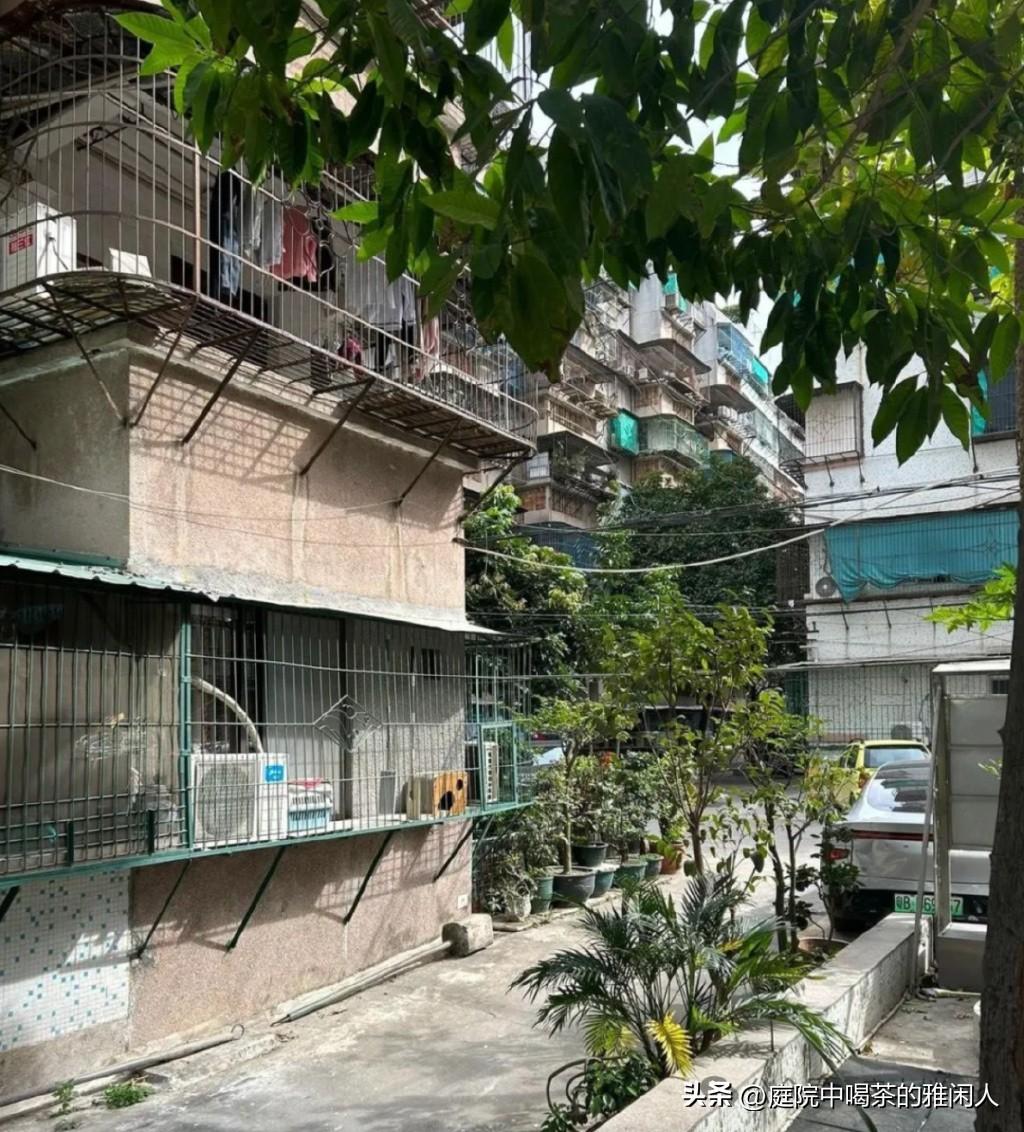 我最近在纠结要不要买套属于自己的房！
离婚快一年，一直挤在娘家，本以为是避风港，