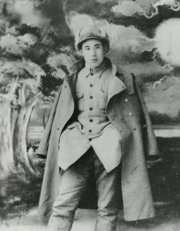 1949年，新中国都快成立了，一个扛过长征、打过淮海的老红军，带着老婆孩子去福建