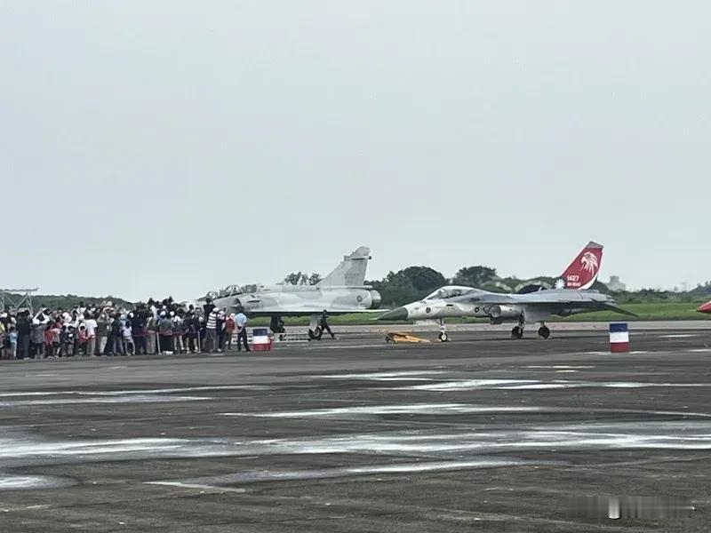 台湾的“国防”教育怎么搞？
今天，台湾嘉义空军基地开放，进行各种展示。据说，有1