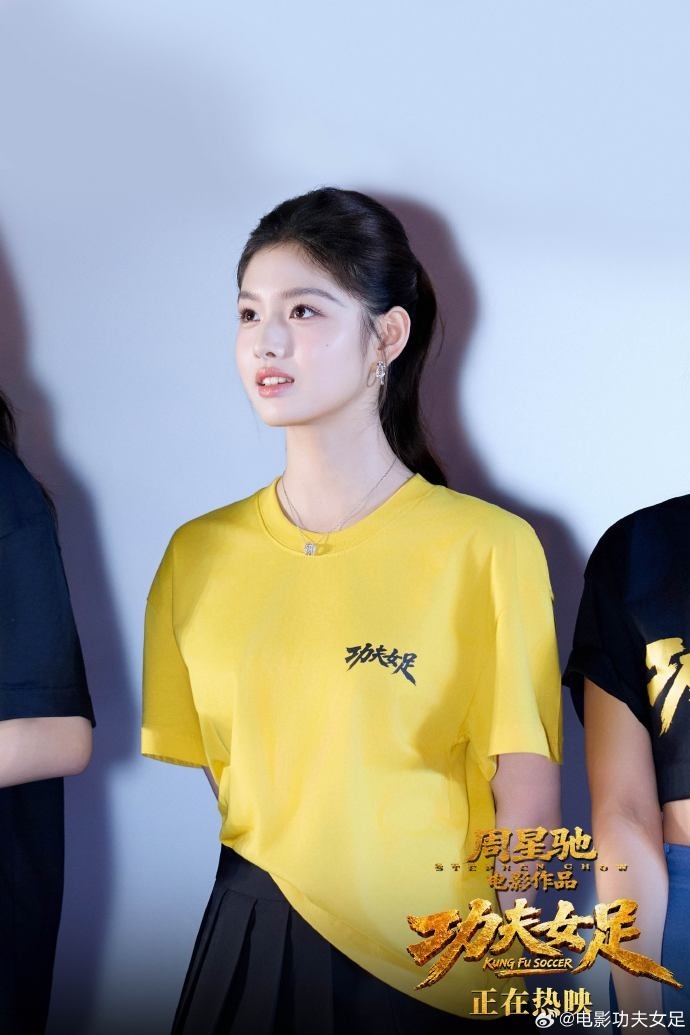 周星驰介绍功夫女足新人演员 看完幕后彻底理解角色为何如此鲜活，《功夫女足》新人自