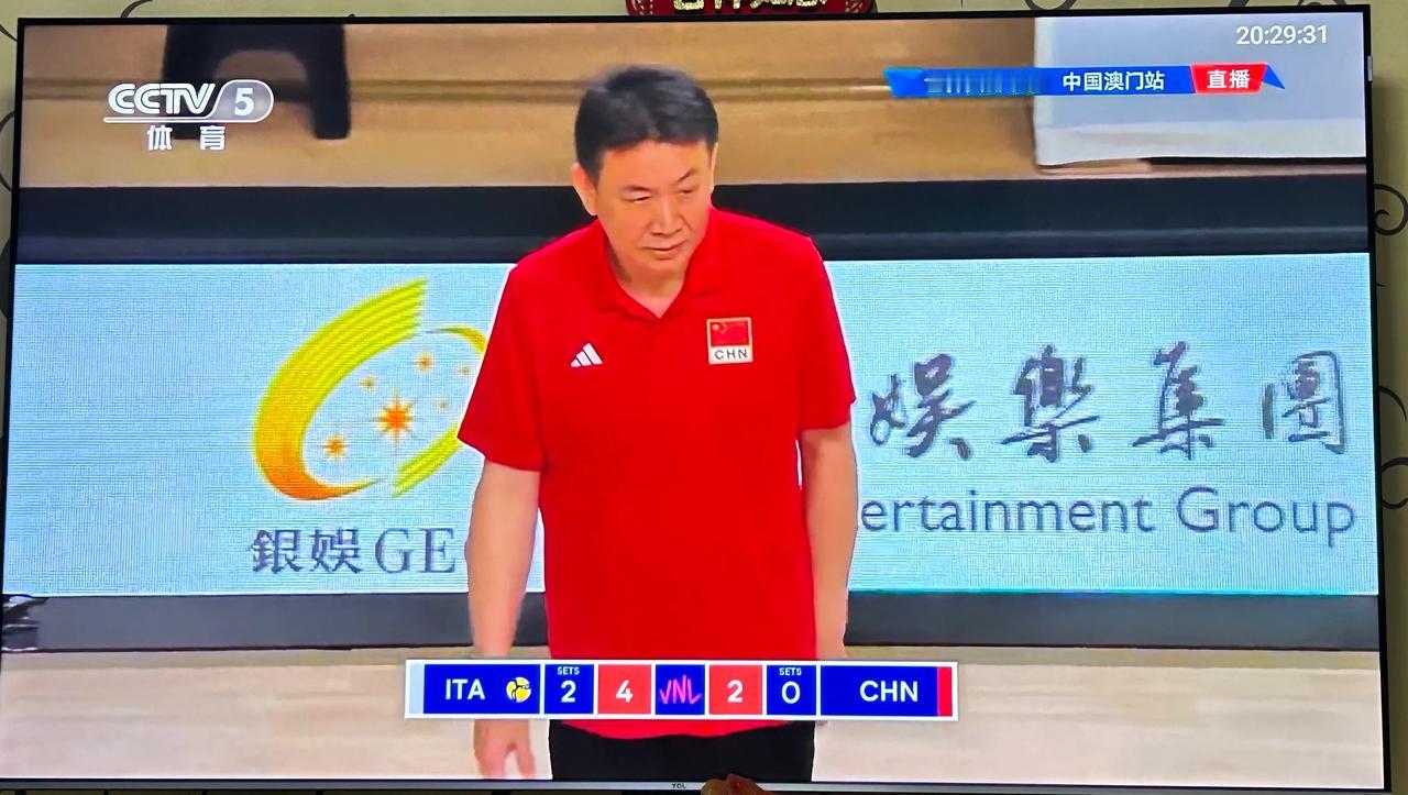 中国女排0:3耻辱的惨败意大利！
菜教练和朱婷有什么深仇大恨！
没有给一分钟的上
