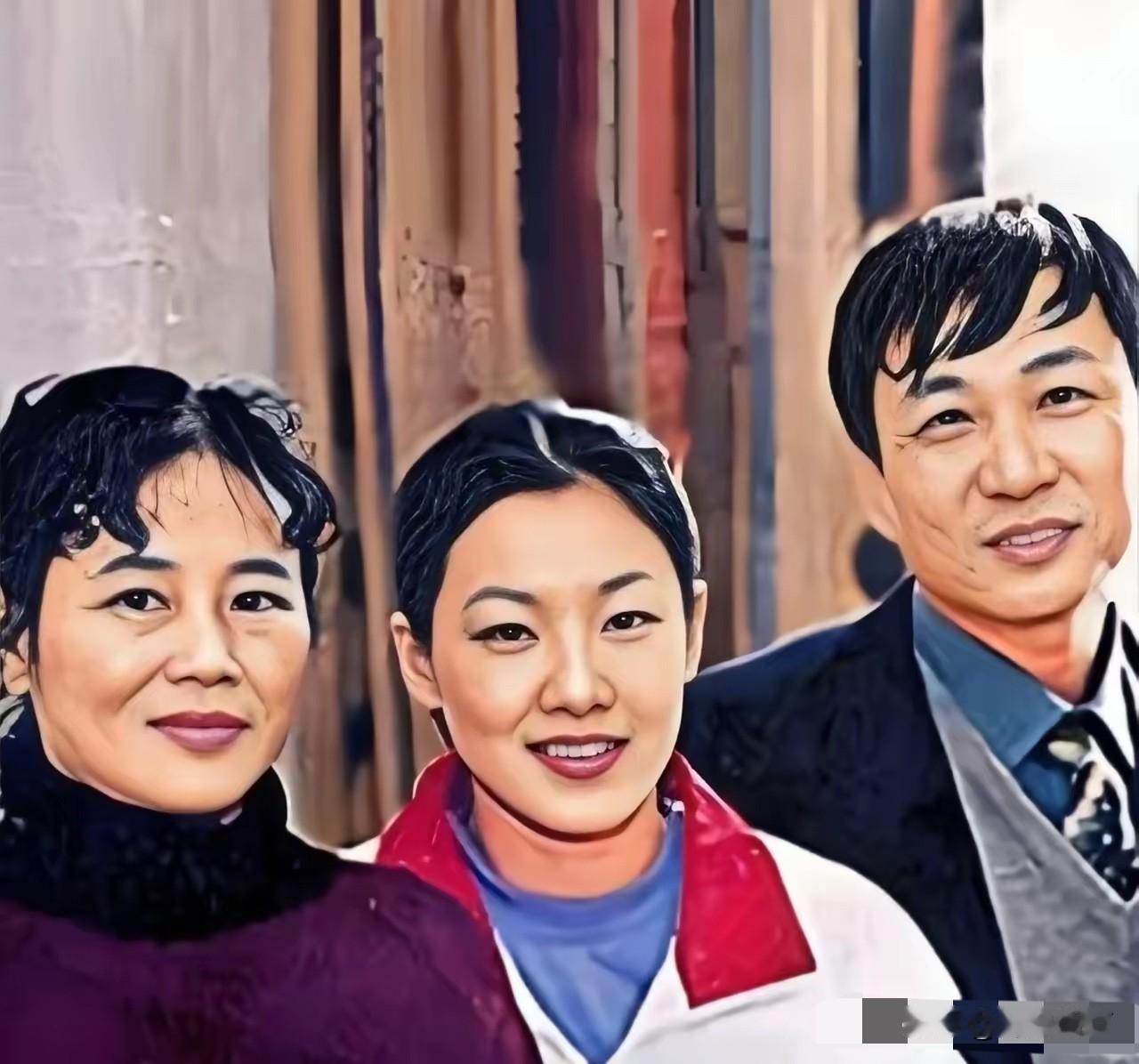 刷到伏明霞爸爸走了，心里挺不是滋味。
老爷子当年就是个普通工人，骑个破自行车送闺