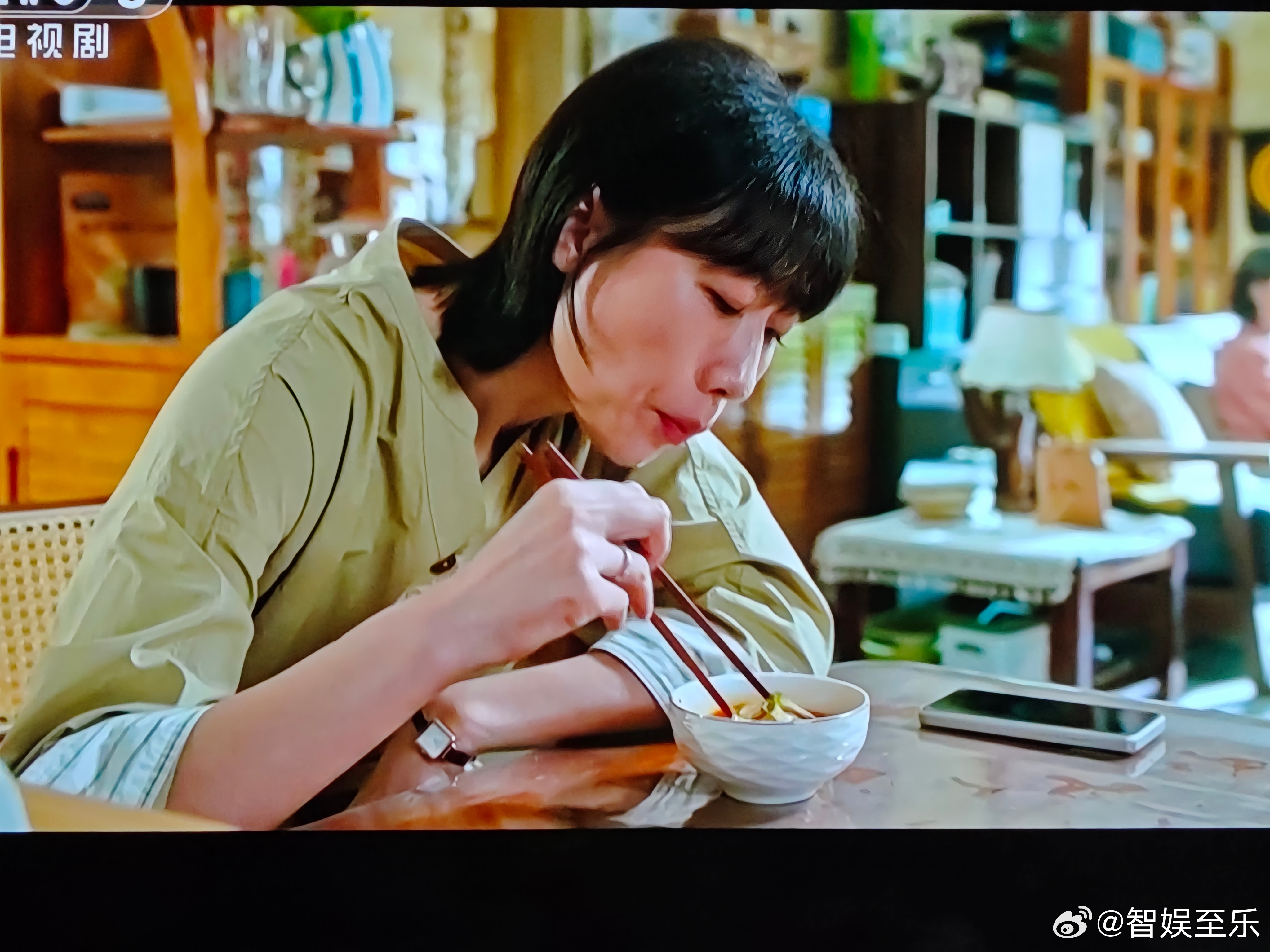 真搞不懂《迷墙》的定位，任素汐这边把家庭得的鸡零狗碎演得很投入很压抑，郭京飞这边