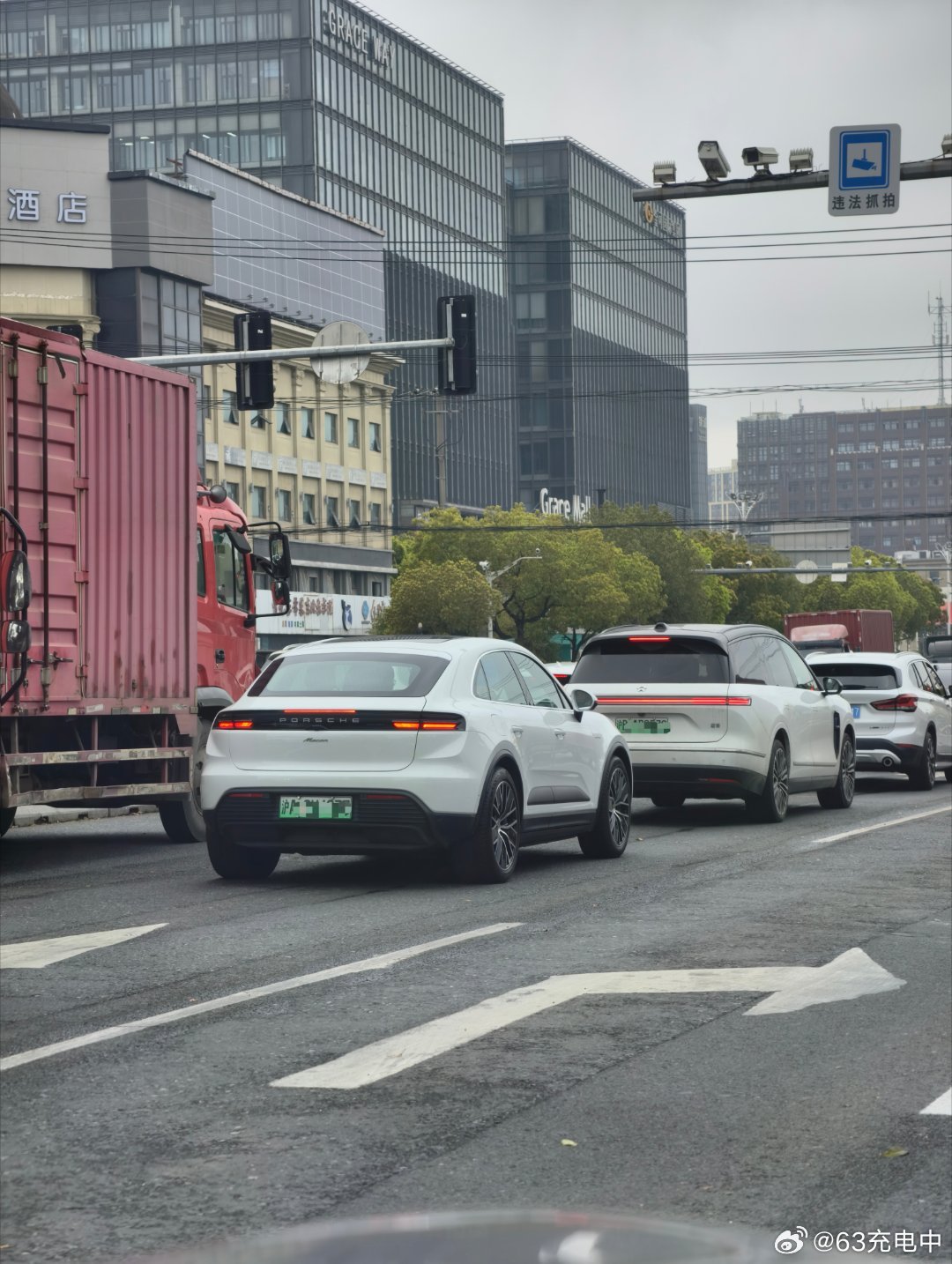 偶遇保时捷纯电 Macan，感觉对这个车非常陌生，但是说起 Taycan 19 