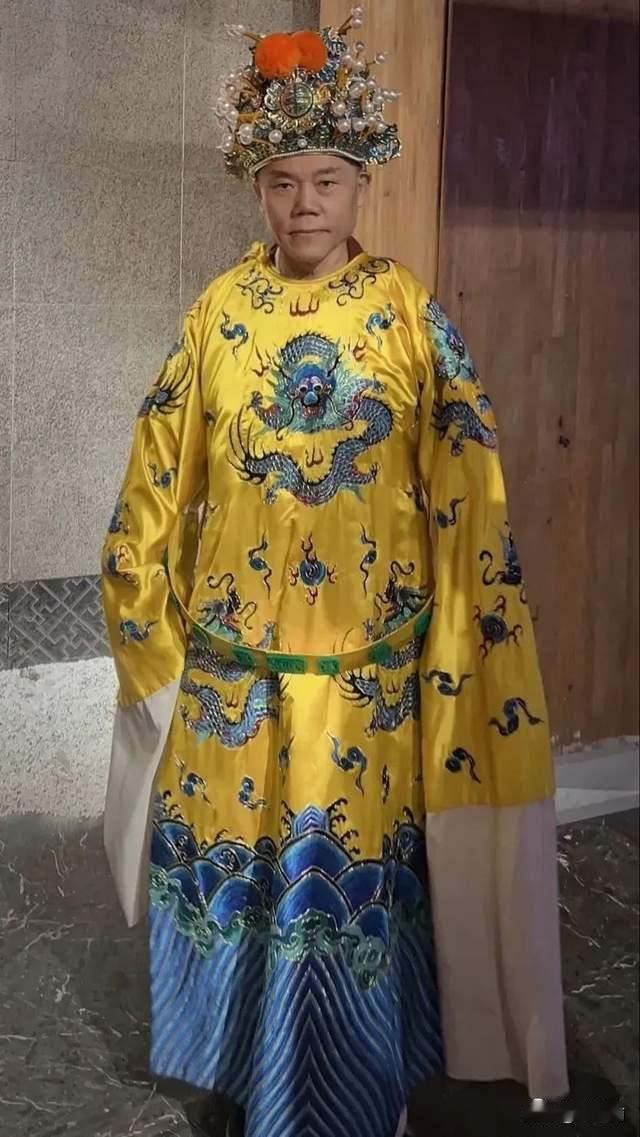 儒雅先生：
如果一个人对孩子灌输：没有是非，颠倒黑白，没有对错， 只会阿谀谄媚，