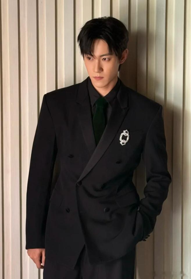 晏紫东新剧谈上唐嫣了不甜俗、不套路，主打猎奇与狗血的成年人爱恋。唐嫣成熟温柔气场