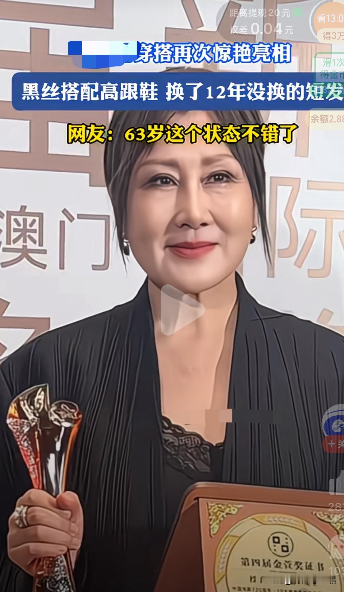 我要不说她的名字，你肯定猜不出来她是谁。

四十多年前一部电视剧，轰动了整个中国