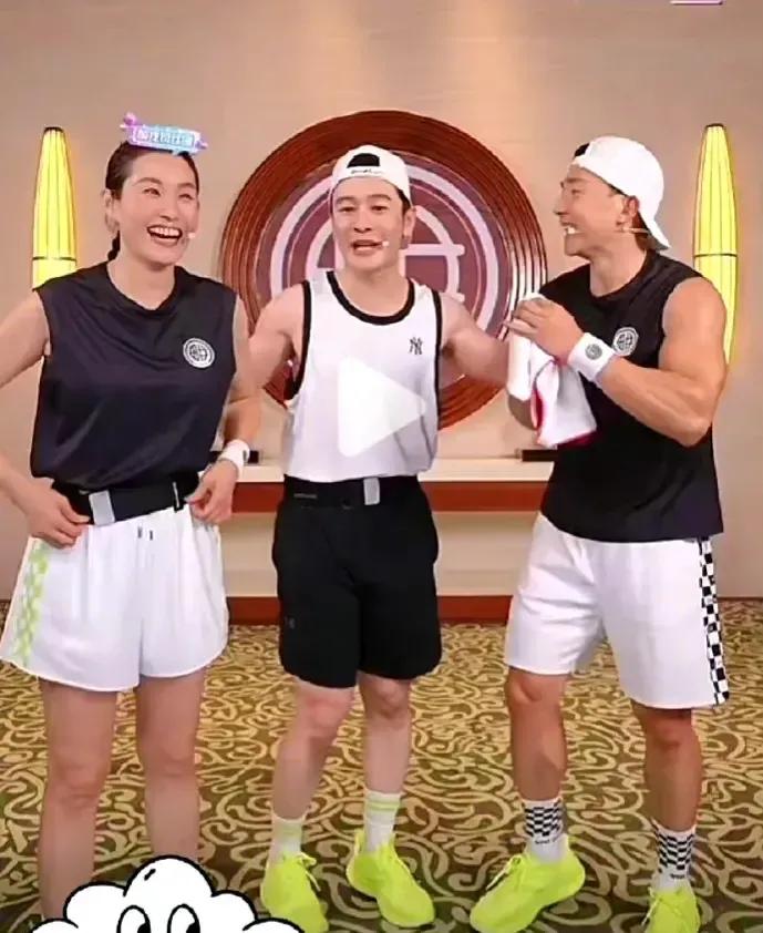 黄晓明身高破案了！他一直强调自己180，后来改口179，现在终于有了答案。

黄