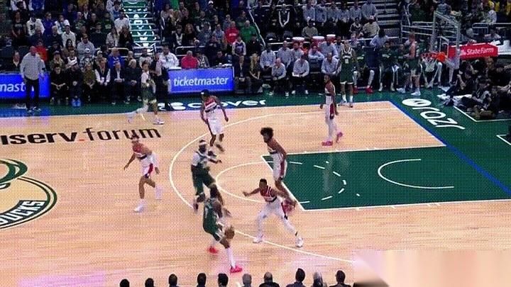 我天，这球看得我直接从沙发上弹起来了！
小凯文-波特这家伙，是真的一点面子不给啊