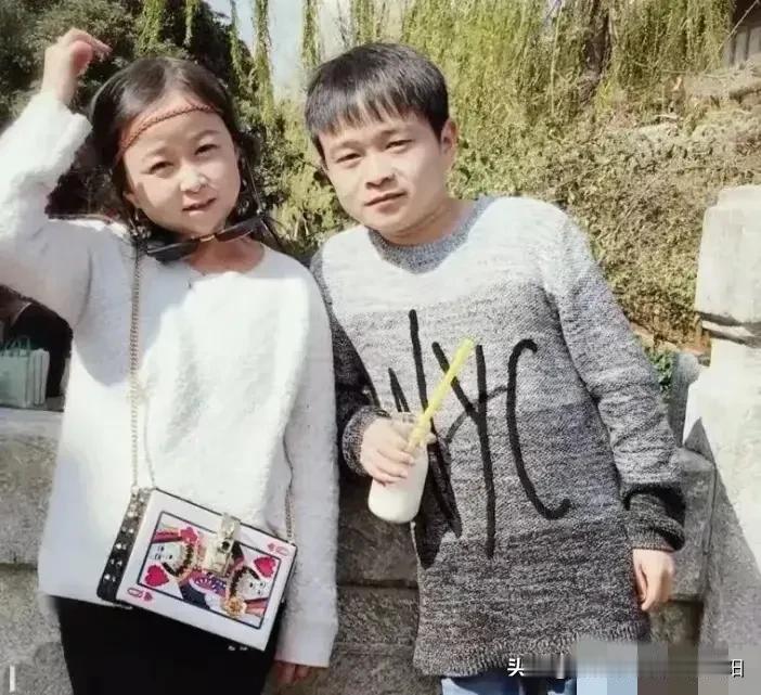 袖珍演员朱洁居然被老公秦学仕爆料婚内出轨，真的假的啊？
我看他们拍的视频，一直以