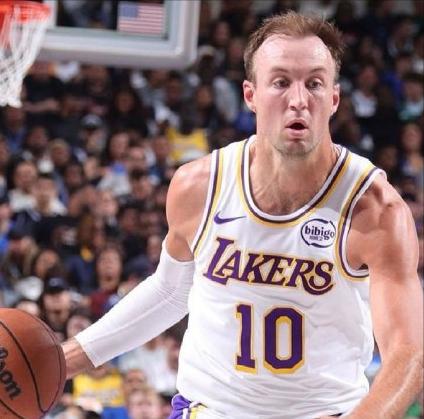 离谱！肯纳德两节半三双！

目前11分10篮板10助攻，是他个人职业生涯第一次三