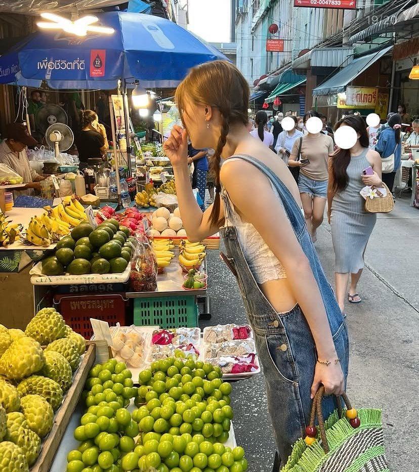 “他正在回来的路上。你想要什么吗？”“随便买吧。”“你打算给他做什么饭？我去给他