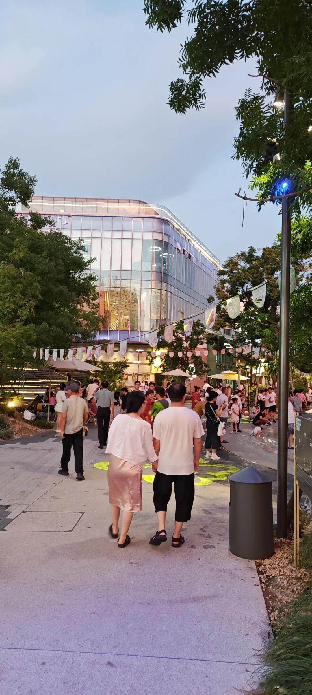 光谷花山上岸公园的外立面设计还是非常有漫步森林调调的
📍地铁 19 号线花山河