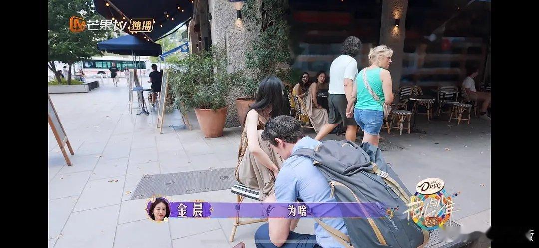 慈禧的脚，每隔几小时，就要找专业人士护理一下。 ​​​