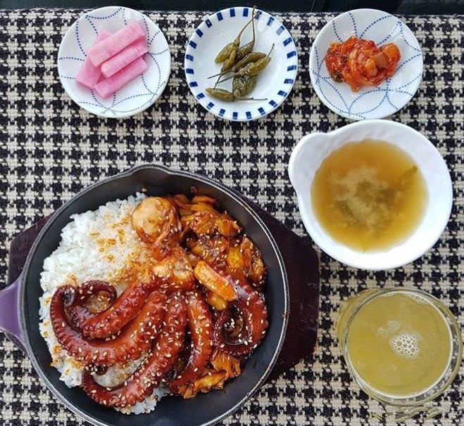 老板，麻烦来一份章鱼盖饭不要饭 
